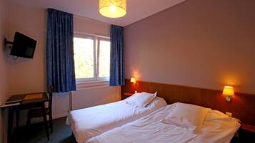 Tomannsrom – standard | Skrivebord, strykejern/-brett og sengetøy