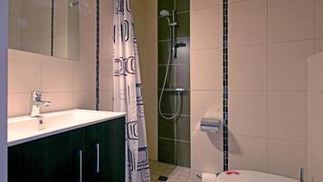 Dusj, toalettartikler (inkludert), hårføner og håndklær