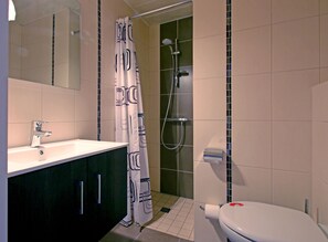 Shower, free toiletries, hair dryer, towels - Logis Auberge de la Foret (Vendenheim)