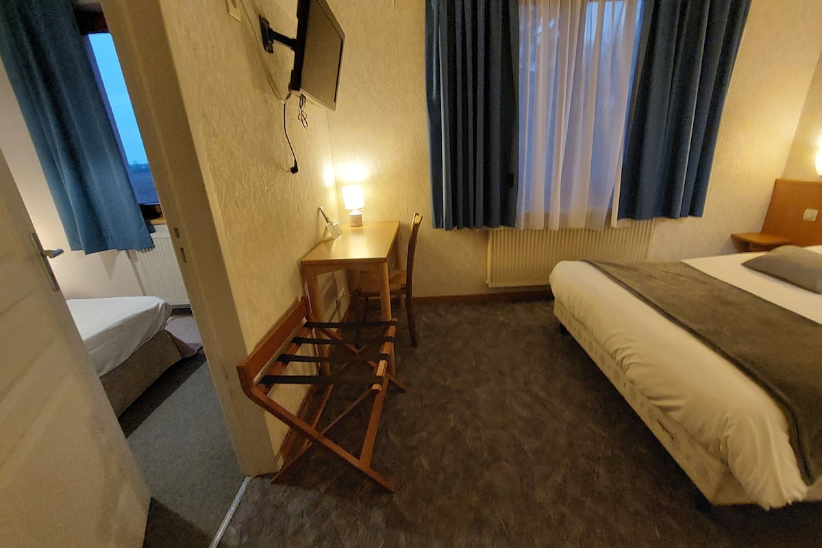 Standard Triple Room | Desk, iron/ironing board (on request), bed sheets