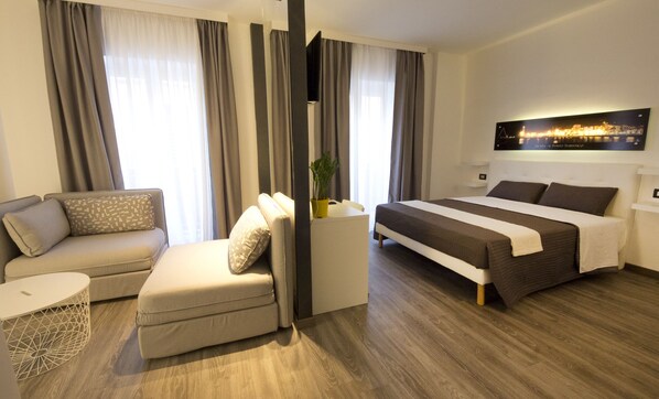 Habitación superior, 1 habitación, balcón, vista a la ciudad | Sábanas italianas Frette, ropa de cama de alta calidad y edredón 