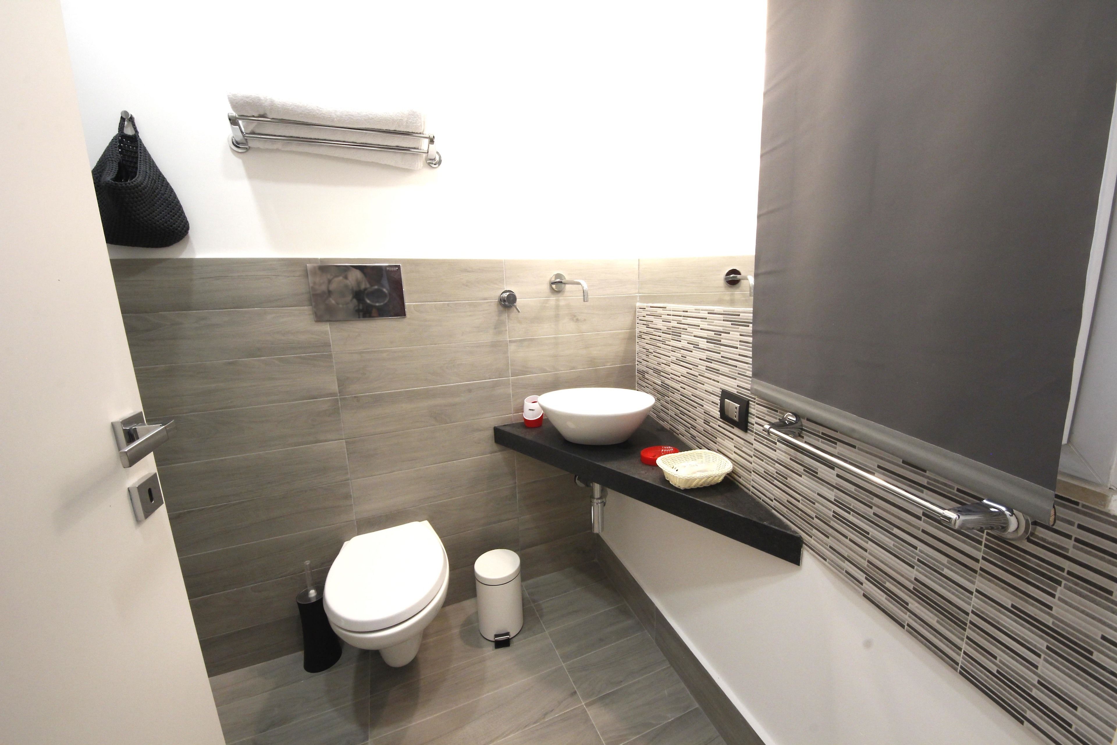 Une salle de bain moderne équipée de toilettes, d’un bidet et d’un lavabo.