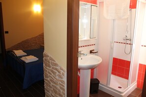 Classic Quadruple Room, Garden View | Bathroom
