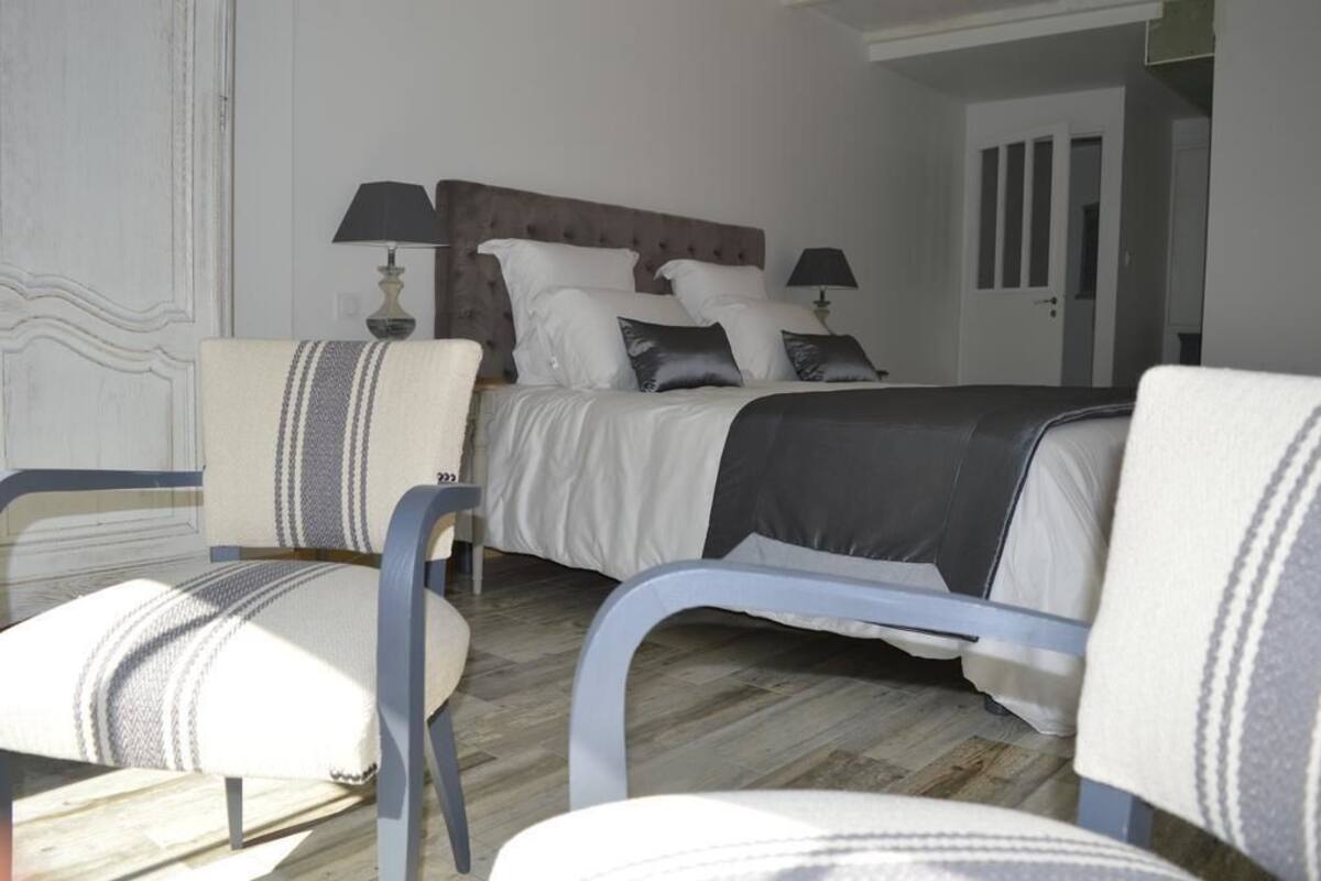 Suite de lujo, 1 cama King size, patio | 1 habitación, sábanas de algodón egipcio y ropa de cama de alta calidad