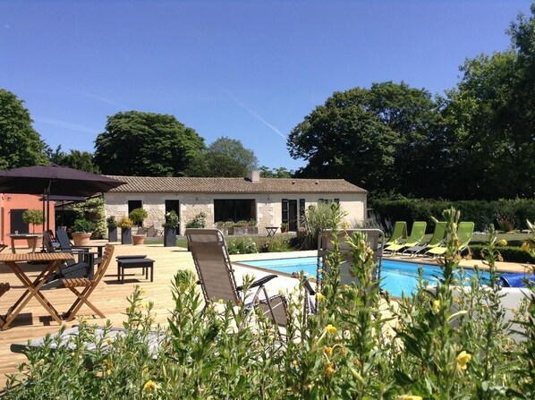 Outdoor pool, pool loungers - Chambre d'hôtes La Grange d'Aunis (Aigrefeuille-d'Aunis)