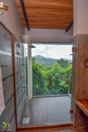 Regadera, amenidades de baño gratuitas, toallas 