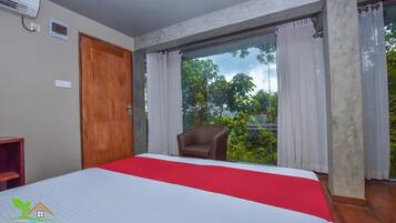 Minibar, brankas, meja kerja, dan setrika/meja setrika