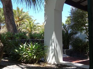 Standard-Dreibettzimmer, Poolblick | Terrasse/Patio