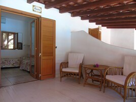 Habitación estándar con 2 camas individuales, vistas a la piscina | Vistas desde la habitación