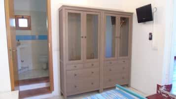 Departamento estándar, cocineta, vista al jardín | Minibar y ropa de cama