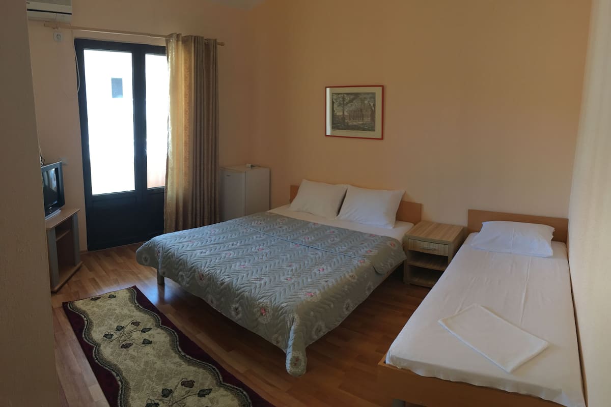Standard Triple Room | Cribs (free), WiFi (free)