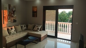 Deluxe Apartment, 1 Bedroom, Sea View | Living room - Hotel Kleopatra (Ulcinj)