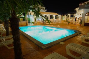 Sæsonbestemt udendørs pool