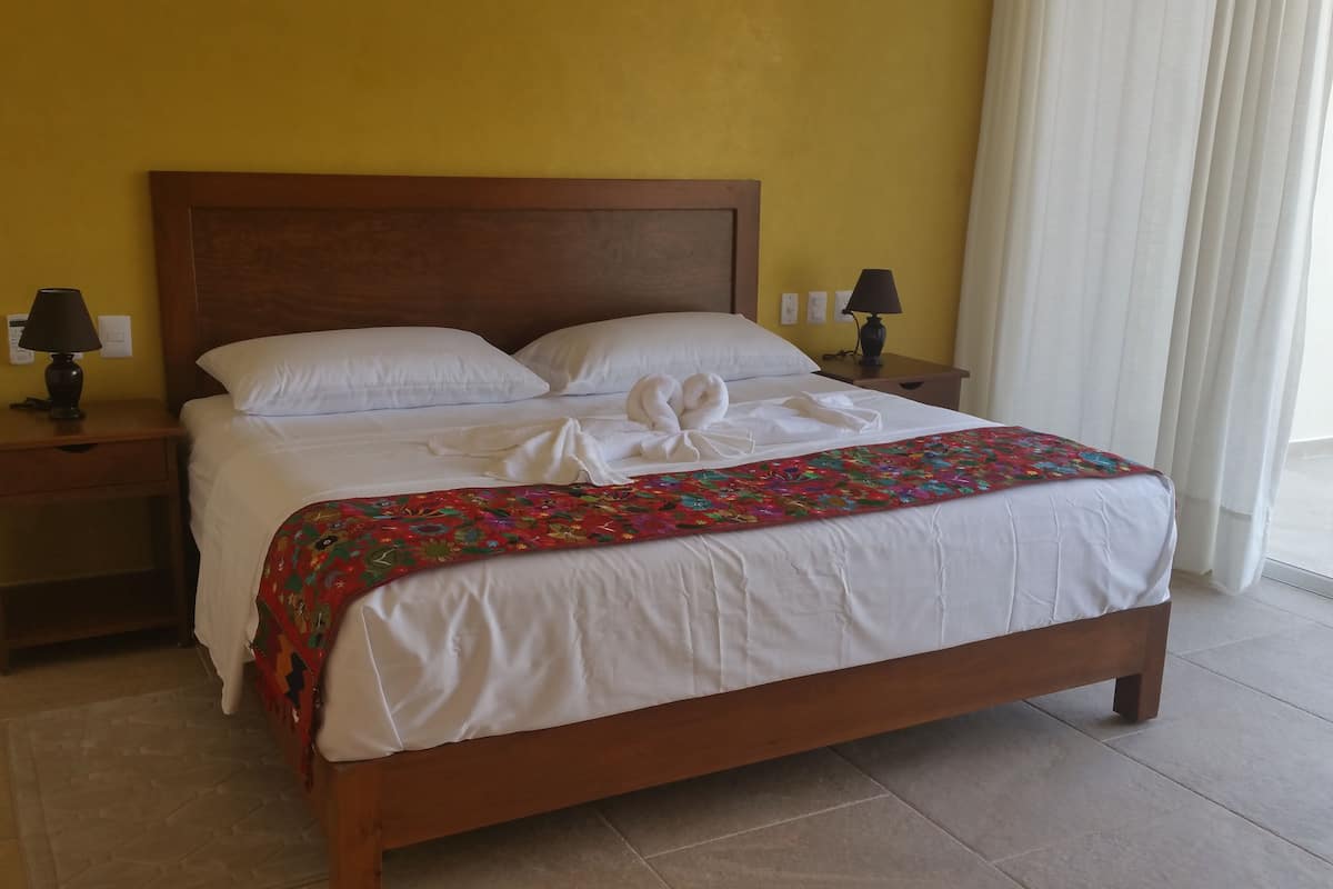 Maison Deluxe, 3 chambres, cuisine, en bord de piscine | 1 chambre, coffres-forts dans les chambres, fer et planche à repasser