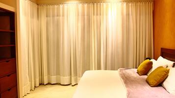 Deluxe House, 3 Bedrooms, Kitchen, Poolside | 1 bilik tidur, peti besi dalam bilik, seterika/papan seterika
