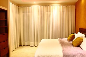 Deluxe House, 3 Bedrooms, Kitchen, Poolside
