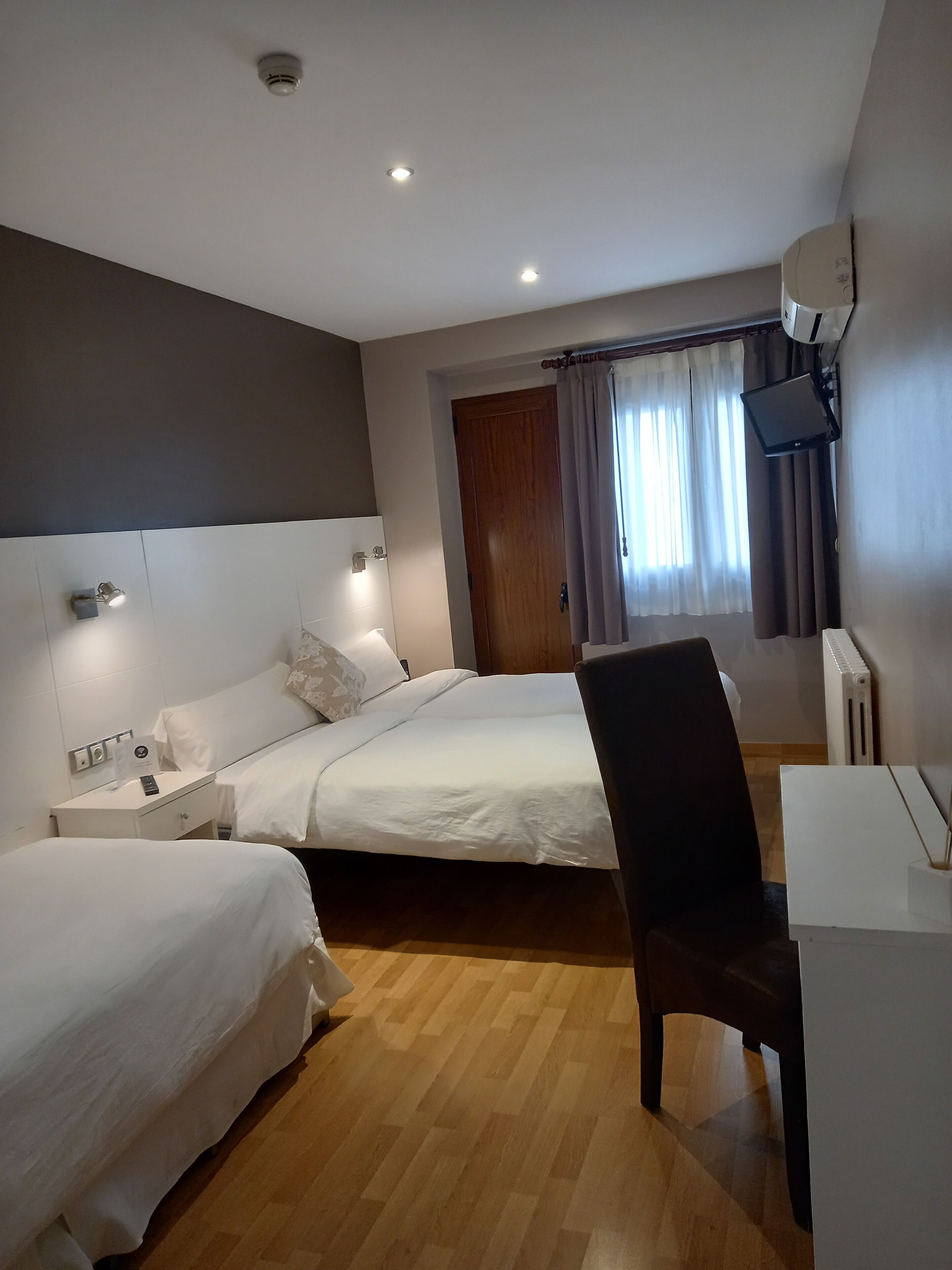 double room (with 1 extra bed) | blackout curtains, iron/ironing board, free wifi, bed sheets