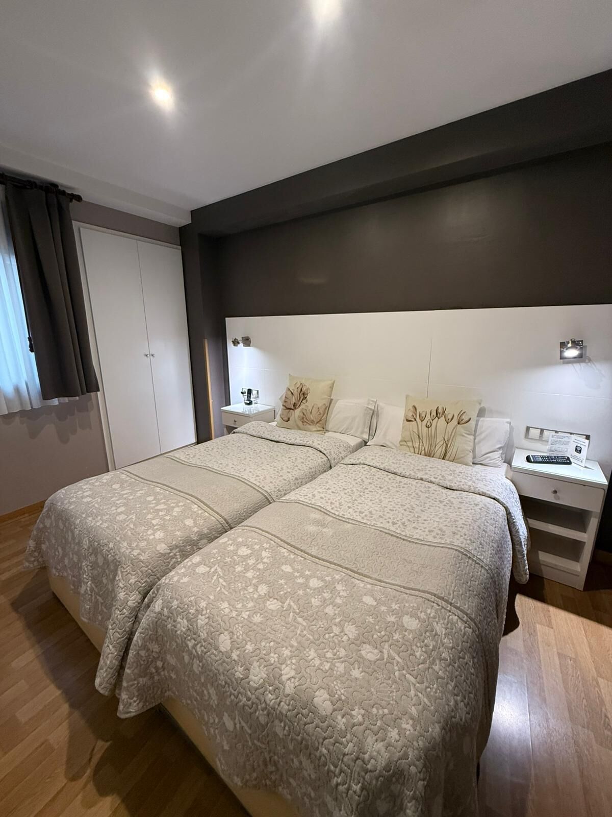 基础双人房 | 遮光窗帘、熨斗/熨板、免费 WiFi、床单