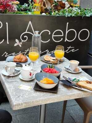 Se ofrece un desayuno completo todos los días (por un coste adicional)