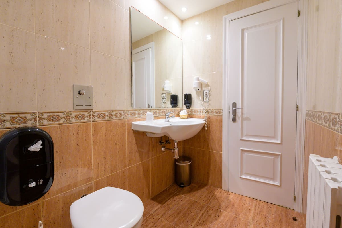 standard double room | bathroom | free toiletries, hair dryer, towels