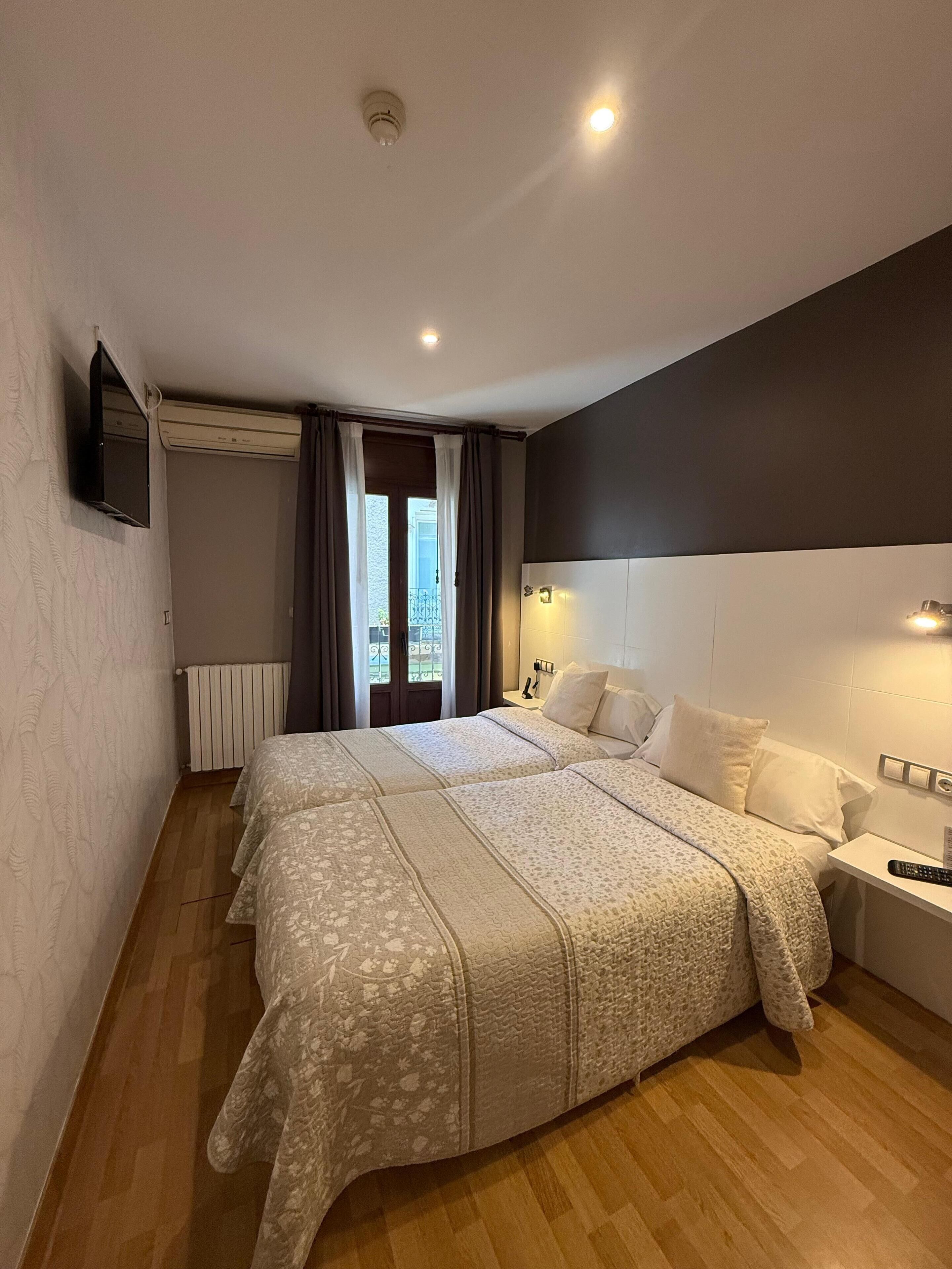 Habitación básica doble | Cortinas opacas, tabla de planchar con plancha, wifi gratis