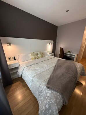 Chambre Standard double | Rideaux d’obscurcissement, fer et planche à repasser