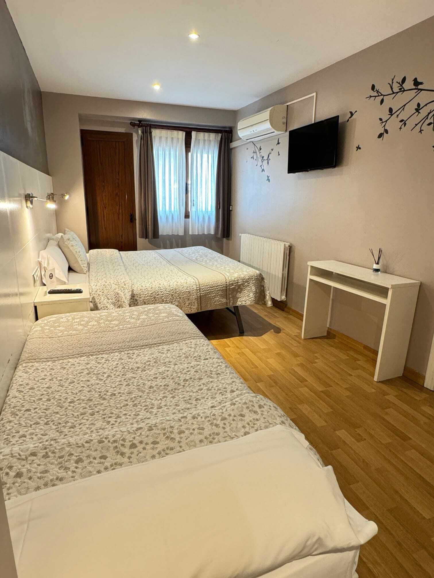 三人房 (with 1 extra bed) | 遮光窗帘、熨斗/熨板、免费 WiFi、床单