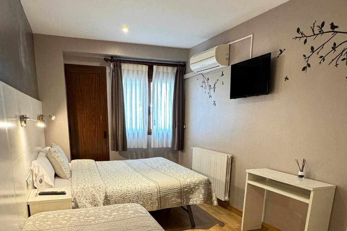 Cortinas blackout, tabla de planchar con plancha y wifi gratis 