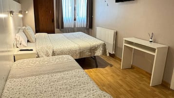 Habitación Doble con 1 Cama Supletoria | Cortinas blackout, tabla de planchar con plancha y wifi gratis