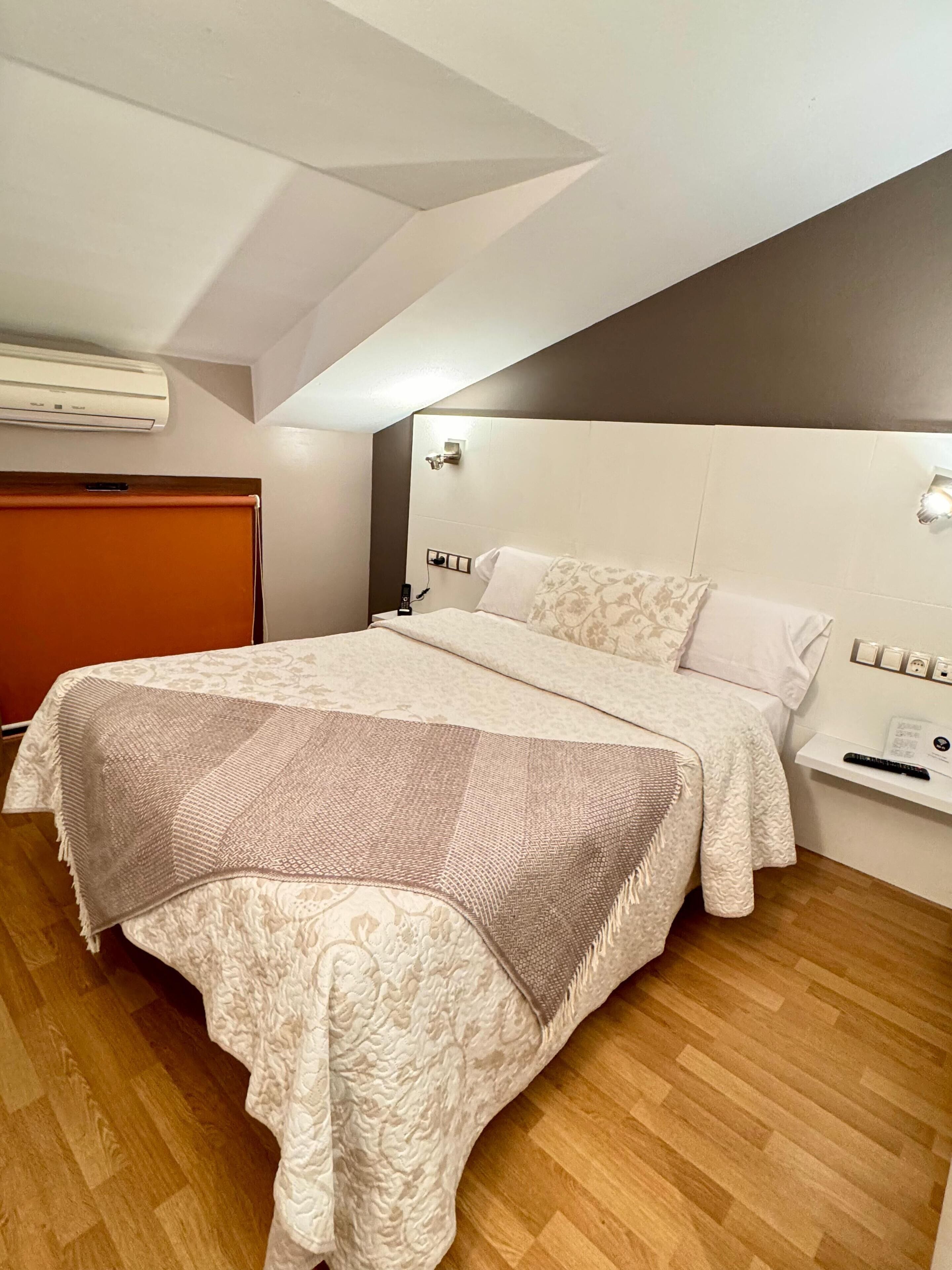 经济双人房 | 遮光窗帘、熨斗/熨板、免费 WiFi、床单