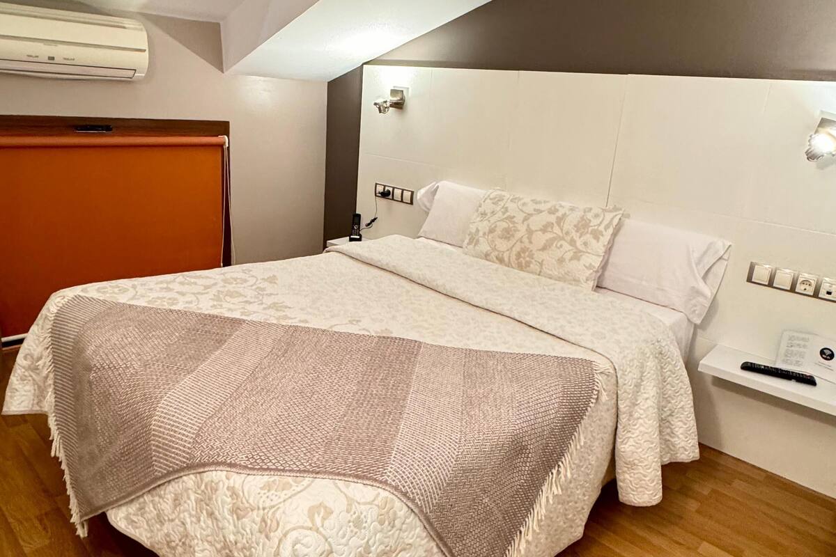 Cortinas blackout, tabla de planchar con plancha y wifi gratis 