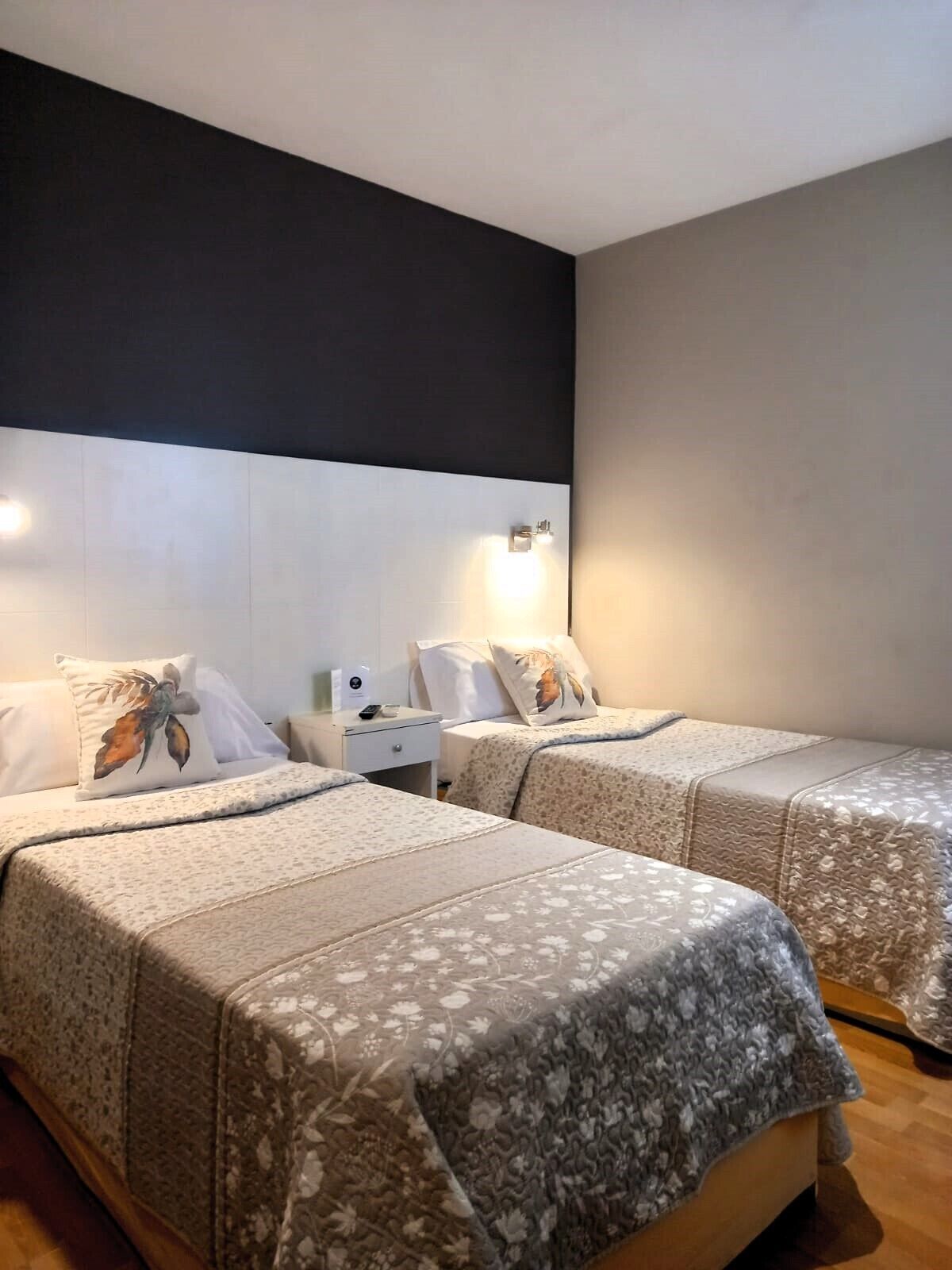 遮光窗帘、熨斗/熨板、免费 WiFi、床单