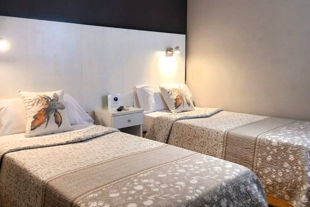 Cortinas blackout, tabla de planchar con plancha y wifi gratis 