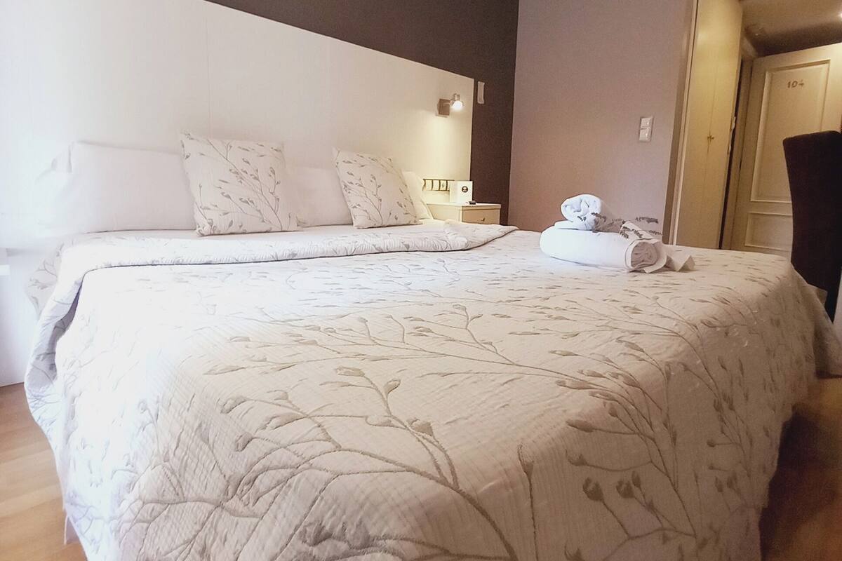 Cortinas blackout, tabla de planchar con plancha y wifi gratis 