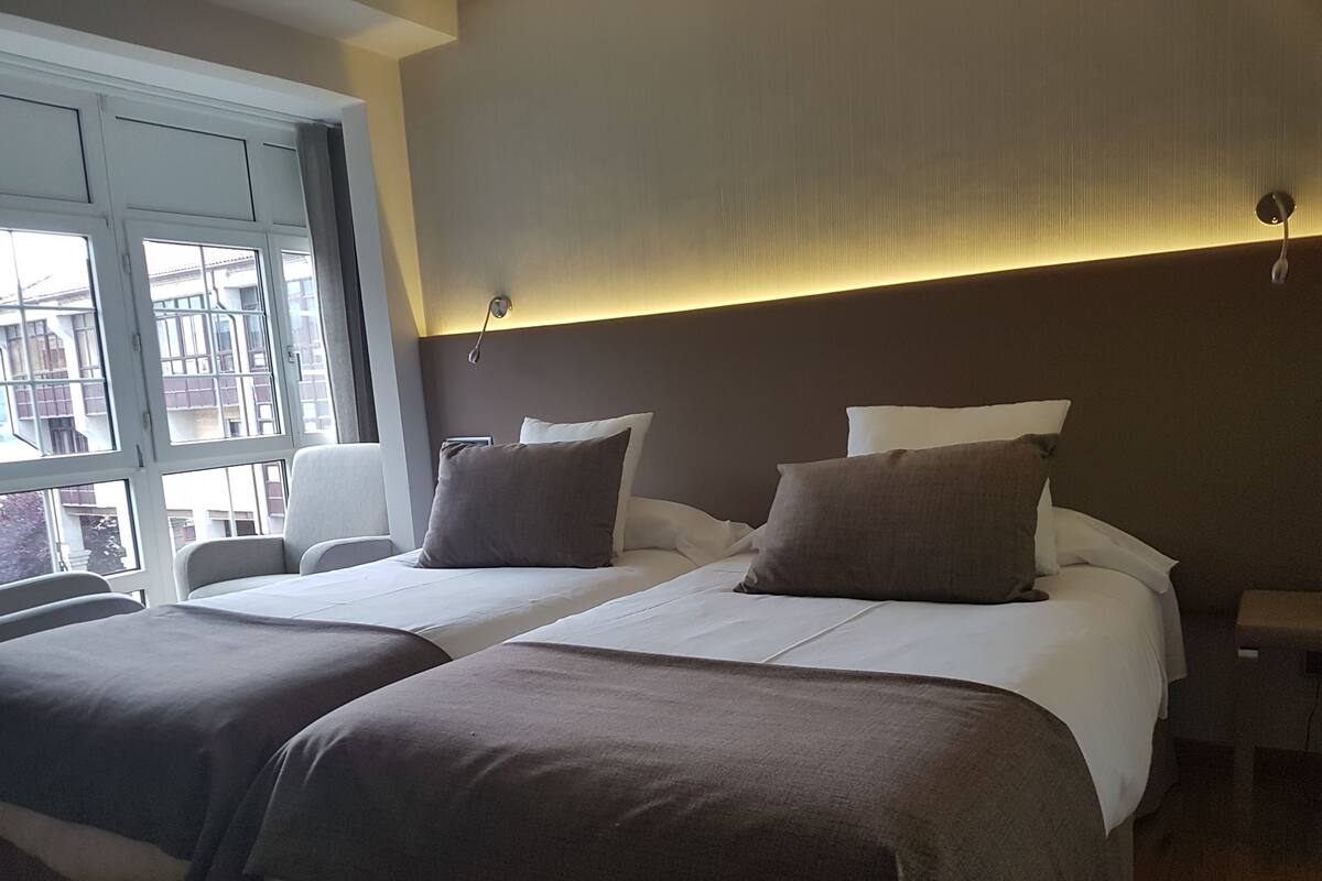 Doppel- oder Zweibettzimmer | Kostenlose Babybetten, kostenloses WLAN, Bettwäsche