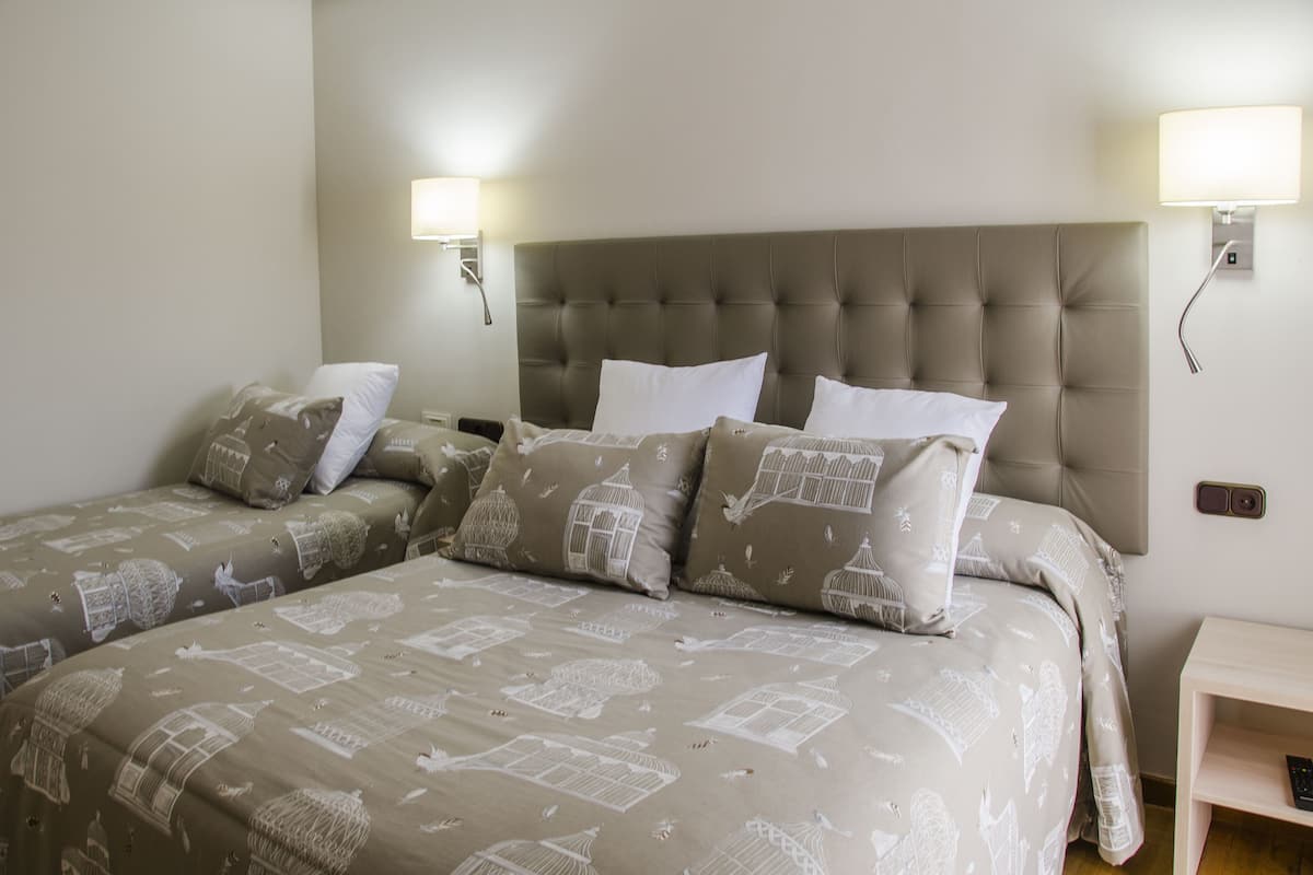 Dreibettzimmer | Kostenlose Babybetten, kostenloses WLAN, Bettwäsche