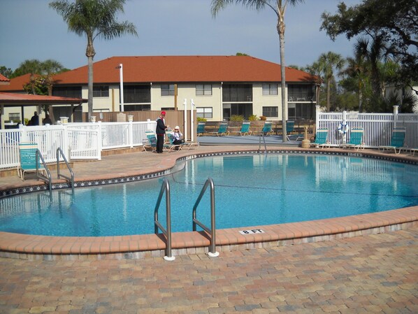 2 piscines extérieures, chaises longues
