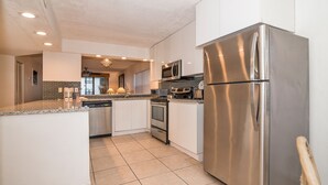 Appartement, 2 slaapkamers | Privékeuken | Een koelkast met diepvriezer, een microgolfoven, een oven, een kookplaat