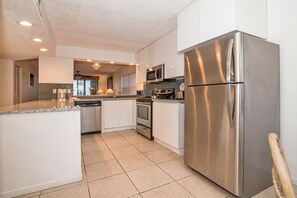 Apartment, 2 Bedrooms | Private kitchen | Full-size fridge, microwave, oven, stovetop - 4515 Shorewalk Updated First Floor Condo (Bradenton)