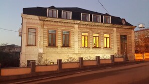 Fassade der Unterkunft – Abend/Nacht