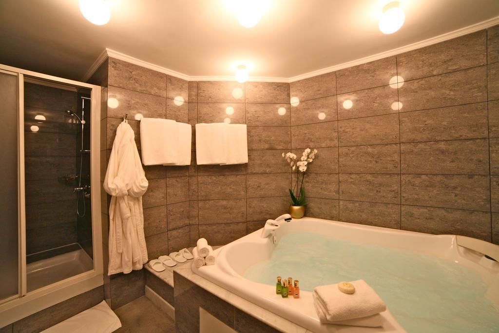 Presidential Room | Bathroom | Shower, free toiletries, hair dryer