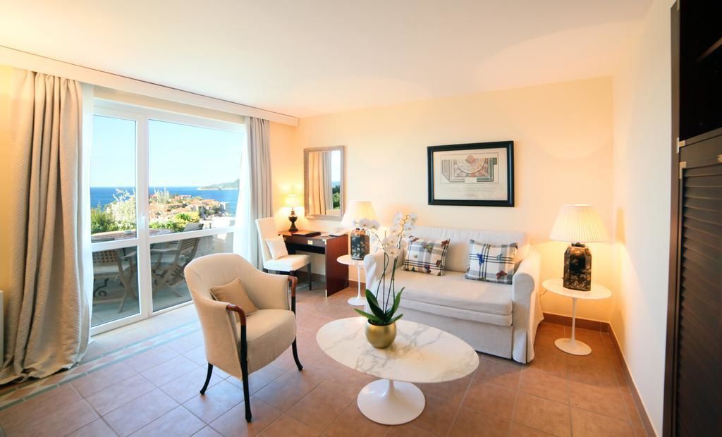 Executive Room | Living room | Flat-screen TV