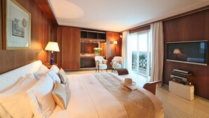 Royal suite | 1 slaapkamer, een minibar, een kluis op de kamer, een bureau
