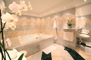 Royal-Suite | Badezimmer | Dusche, kostenlose Toilettenartikel, Haartrockner