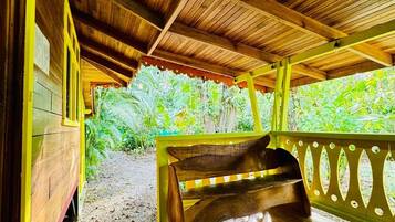 Rumah Basic, 2 kamar tidur, Bebas Asap Rokok, pemandangan kebun | Teras/patio