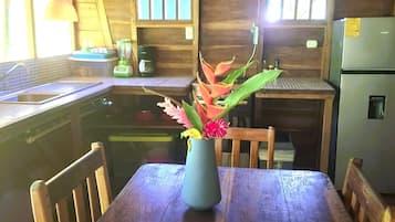 基础独立别墅, 2 间卧室, 无烟房, 花园景观 | 私人厨房 | 冰箱、炉灶、厨具/餐具、餐桌