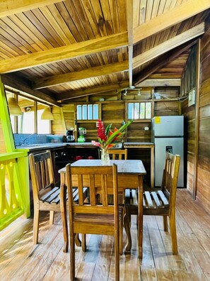 Basic-Haus, 2 Schlafzimmer, Nichtraucher, Gartenblick | Eigene Küche | Kühlschrank, Herdplatte, Kochgeschirr/Geschirr/Besteck, Esstisch