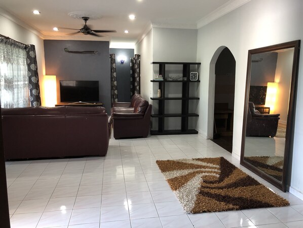 Family Villa, 6 Bedrooms | Living area | 50-inch Smart TV with satellite channels, TV, Netflix - Heza Villa (Port Dickson)