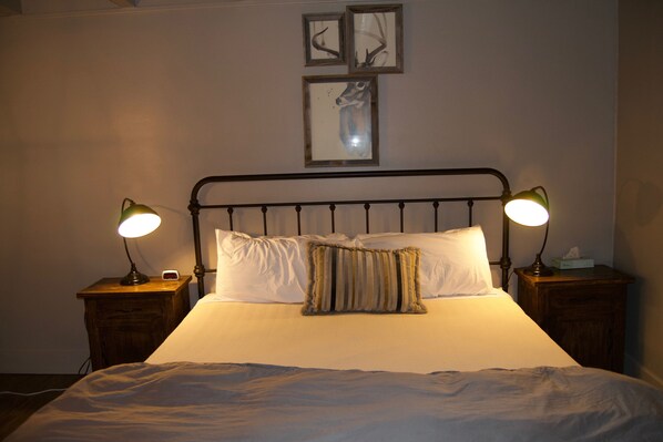 Basic Single Room, 1 King Bed, Hill View, Slope side | Premium bedding, down comforters, free WiFi, bed sheets