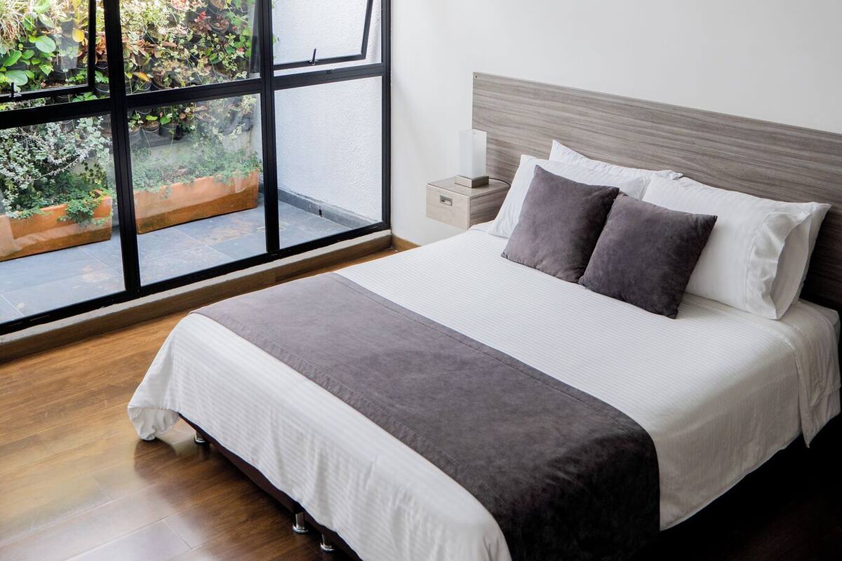 Premium bedding, in-room safe, desk, iron/ironing board
